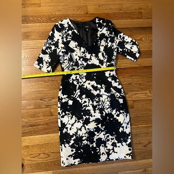 Saks Fifth Avenue Black and White Sheath Dress V-Neck 3/4 Sleeve